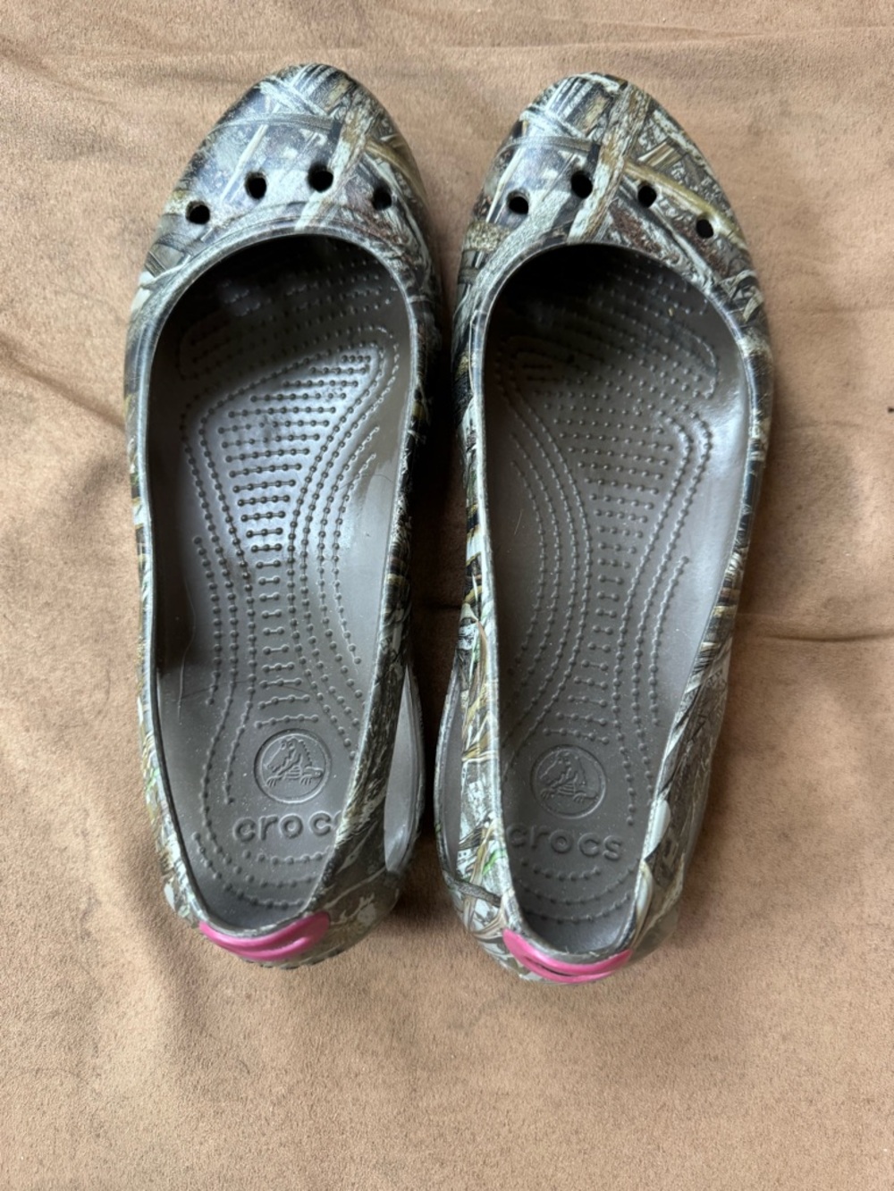 CROCS Women's Brown Camo Slip-On Flats with Pink Heel Tab